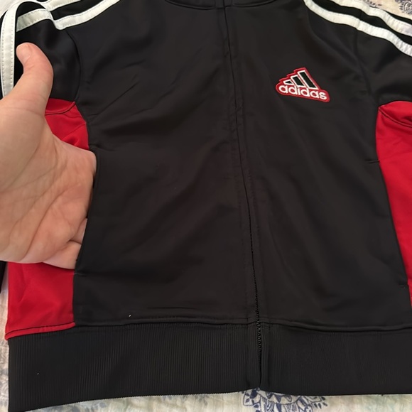 Adidas set size 2t. Black, white & red zip up jacket & matching shorts - Picture 4 of 8
